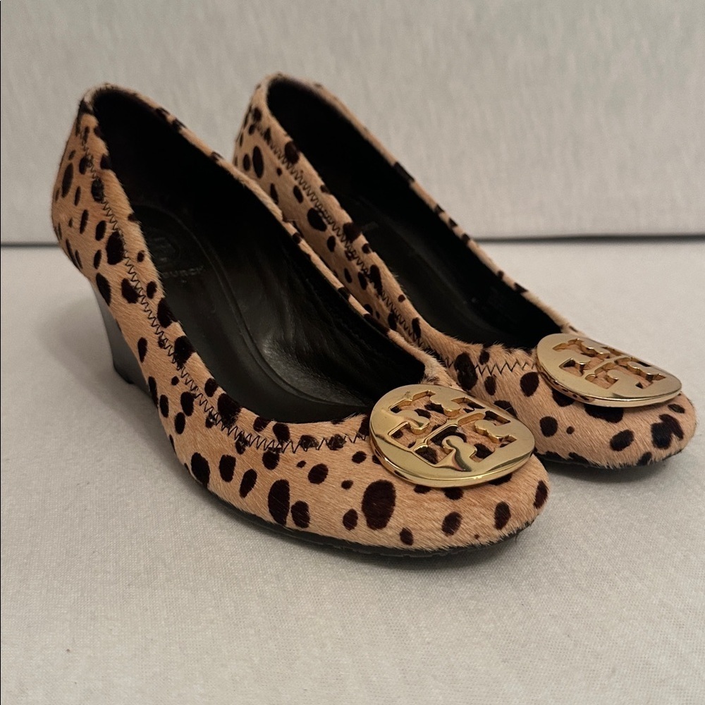 Tory Burch Calf Hair Leopard Wedge Pumps Gold-Tone Logo Women’s Size 6.5 - Picture 3 of 16